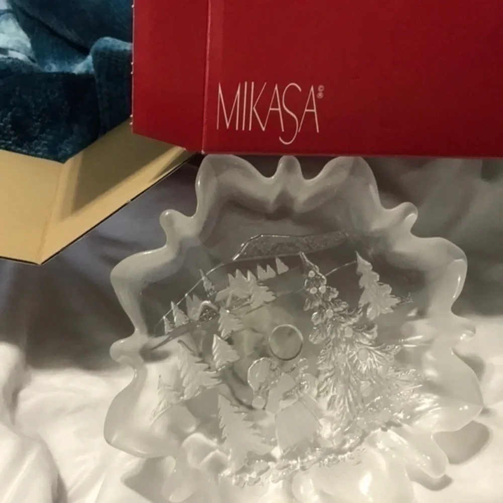 Christmas Story Footed Bon Bon - Picture 4 of 4